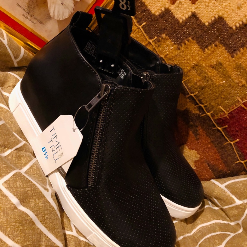 NWT Faux Leather Memory Foam Wedge
